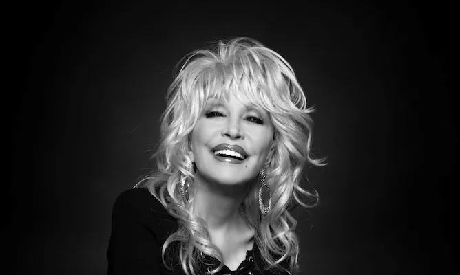 VIDEO: Dolly Parton modtager sin COVID-19-vaccine syngende