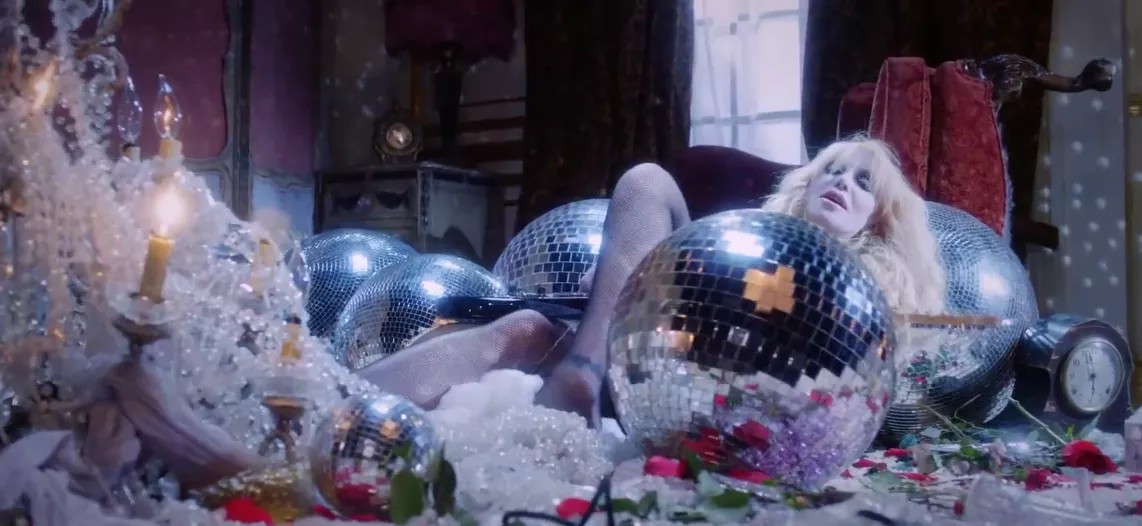 Se Courtney Love rase ud i ny musikvideo