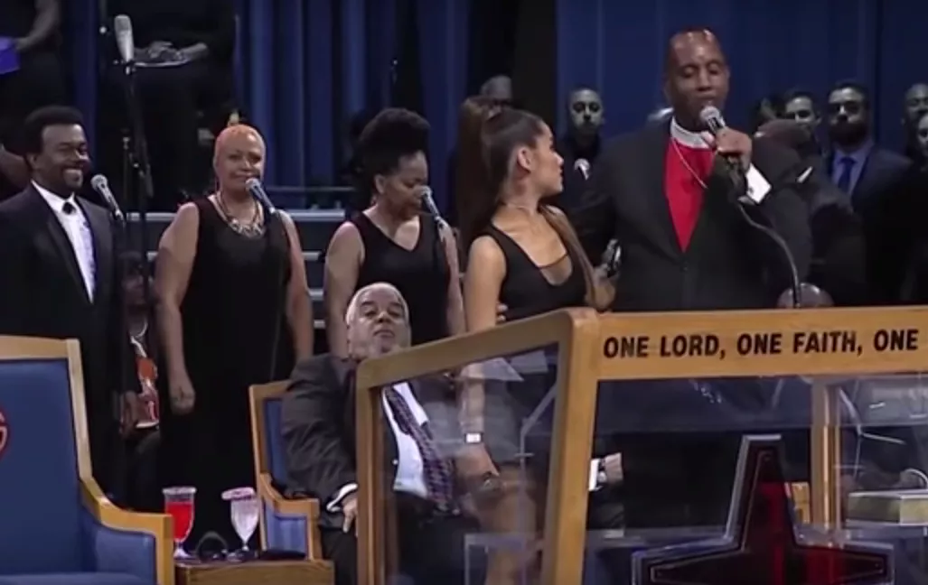 Biskop undskylder Ariana Grande-gramseri under Aretha Franklins begravelse