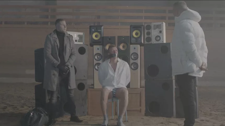 Pladeselskabschef tortureret til underskrift: Se teaservideo til singlen "Sextape" fra danske Louis
