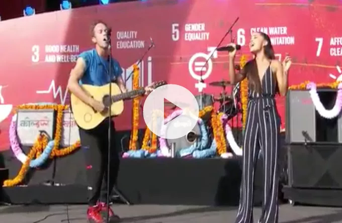 Video: Chris Martin og Ariana Grande synger akustisk duet