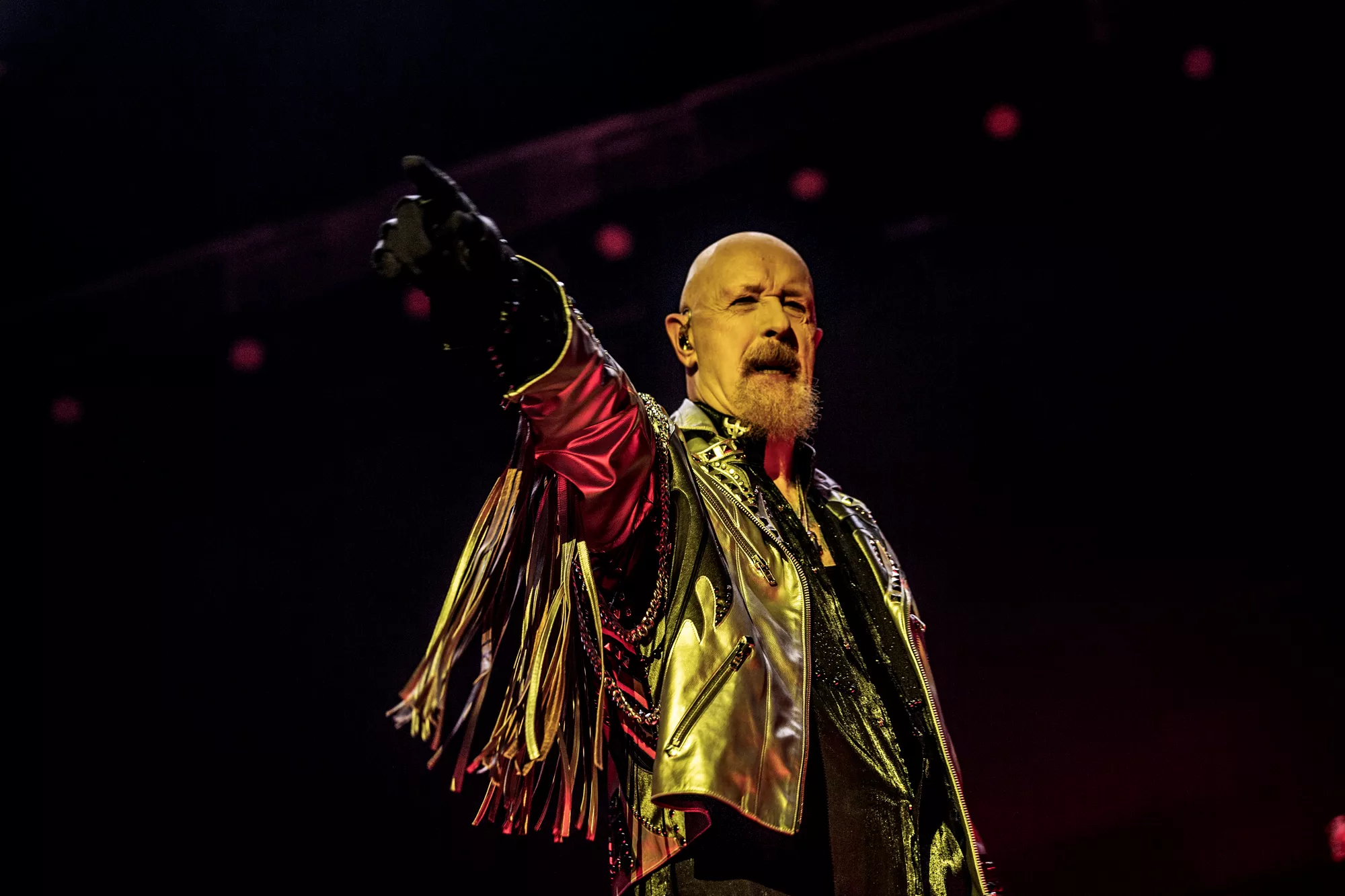 Judas Priest-frontaren till attack – se när han sparkar bort ett fans mobil