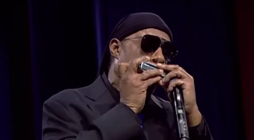 Se Stevie Wonders intense optræden ved Aretha Franklins begravelse 