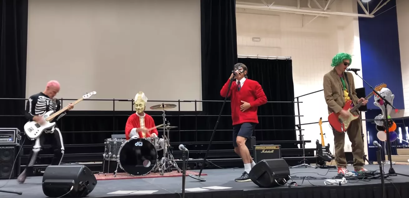 VIDEO: Red Hot Chili Peppers optræder på folkeskole i Halloween-udklædning