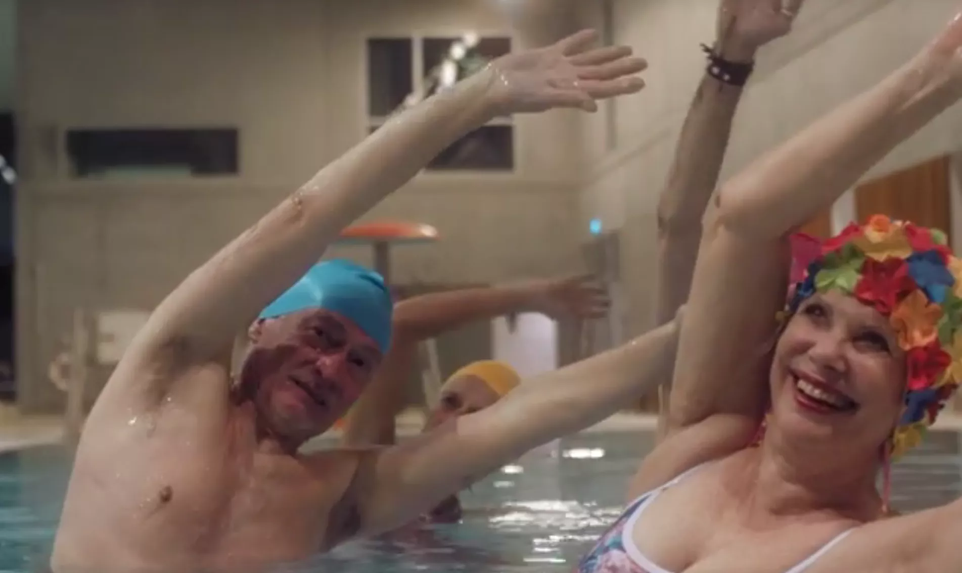 Pensionistsvømning er en fest i Katinkas nye video