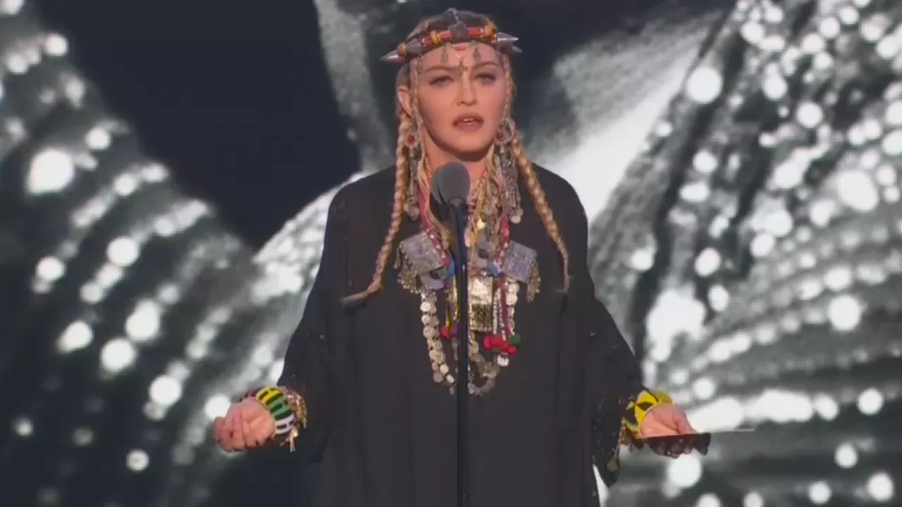 Madonna hyllar Aretha Franklin – och sågas