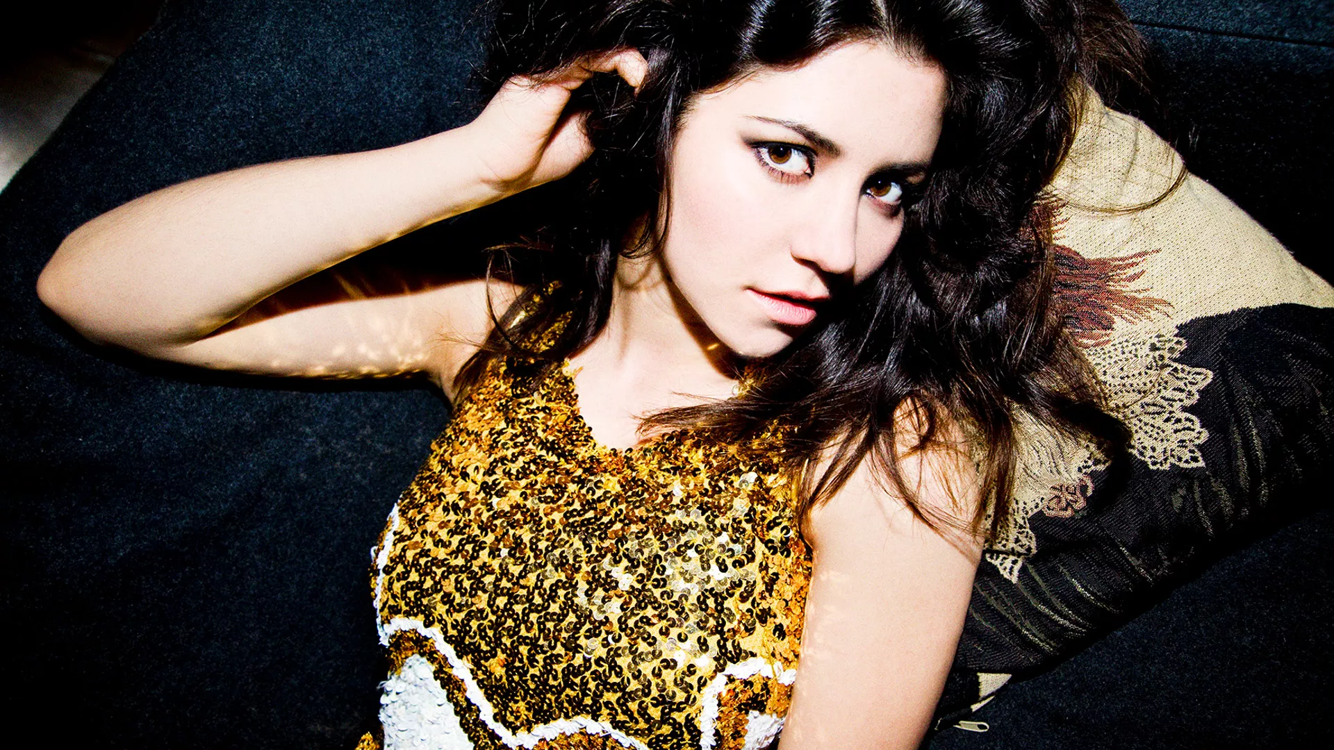Marina & the Diamonds ger bort låt