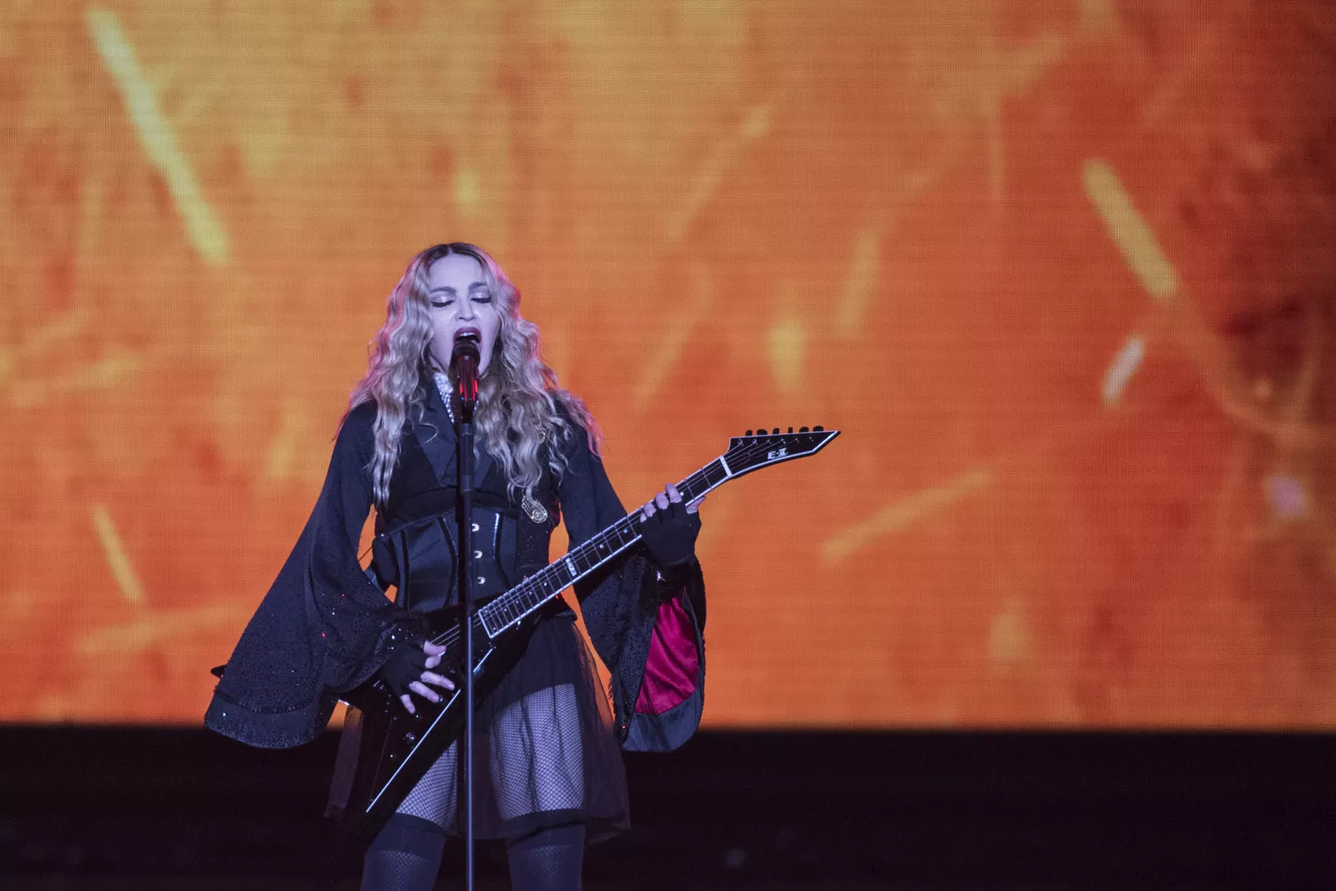 Madonna hyllar skolskjutnings-överlevare i ny singel