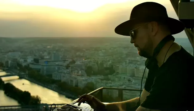 Video: Dansk dj optræder i Eiffeltårnet