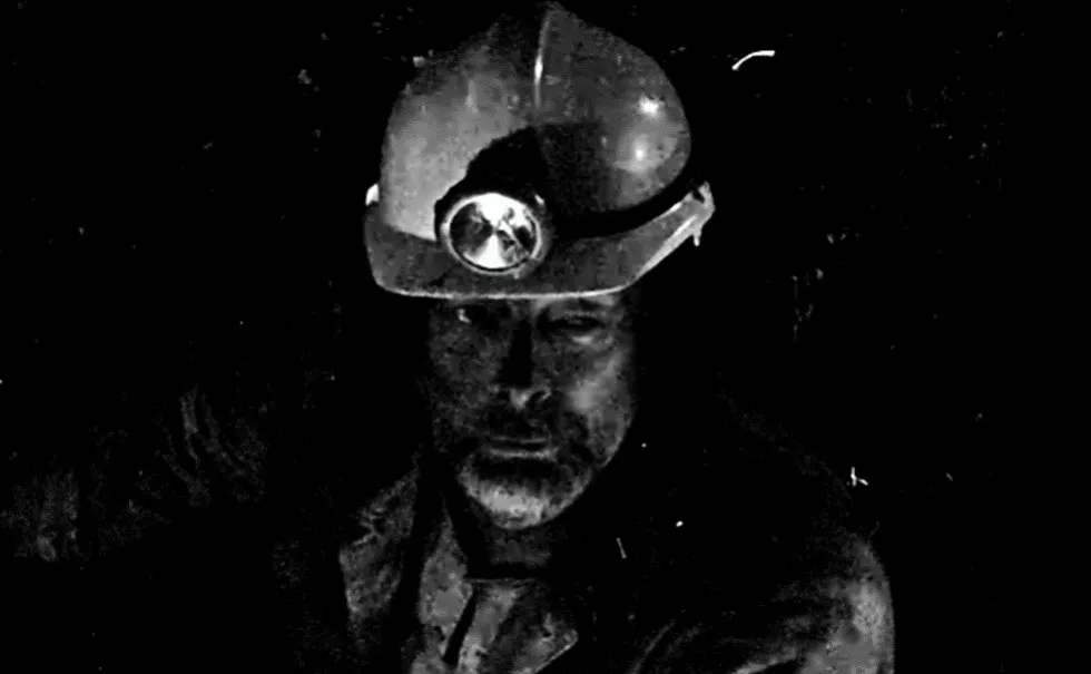 Thom Yorke trasker gjennom kullgruve
