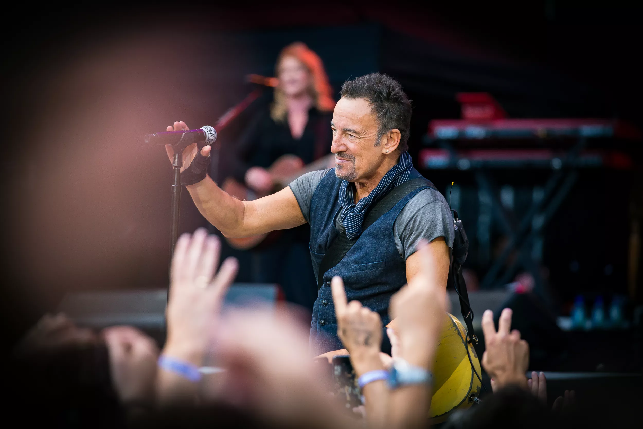 Se Bruce Springsteen spille solo under Hillary Clintons valgmøte før den store dagen