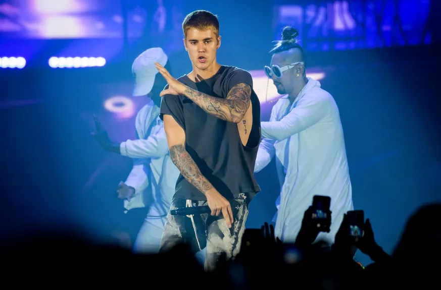 Video: Se Justin Bieber afbryde koncert for at beklage sig over forkølelse