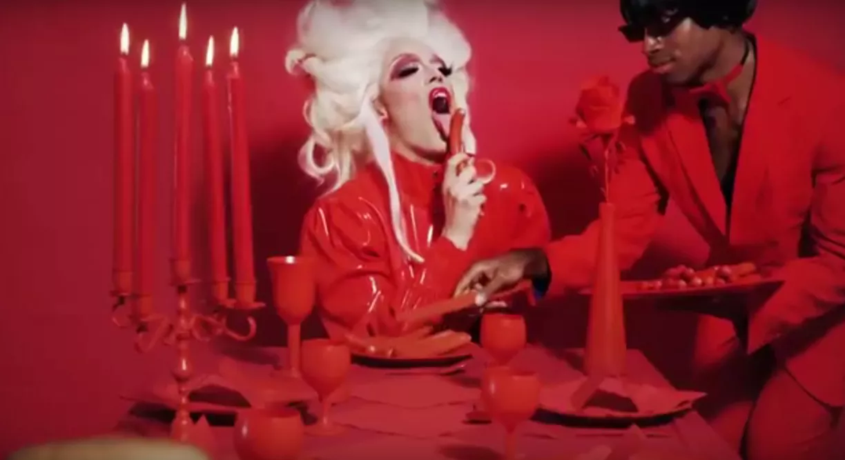VIDEO: Varm op til Pride med syngende lussing af en debutsingle