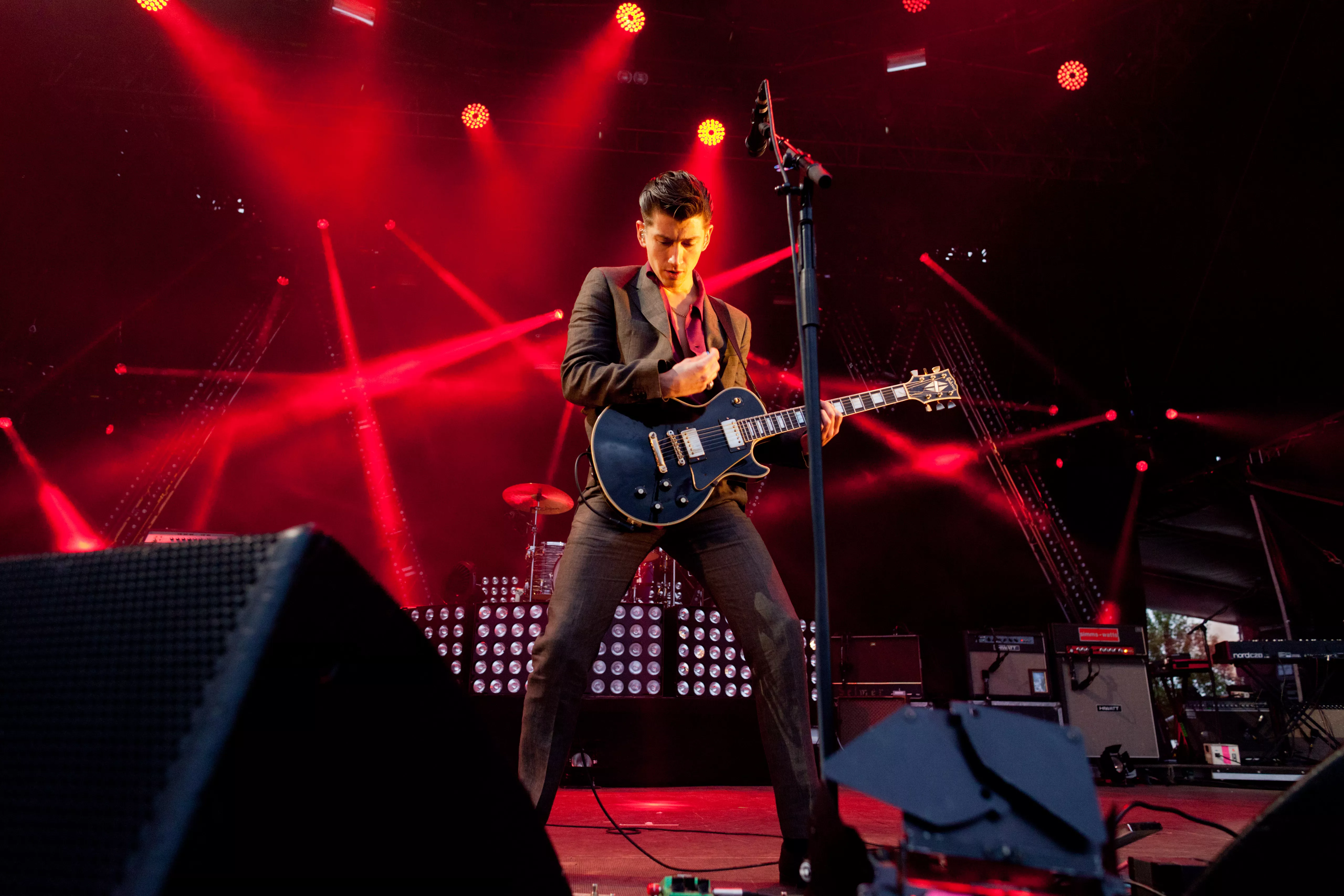 Se Arctic Monkeys hylde Lou Reed