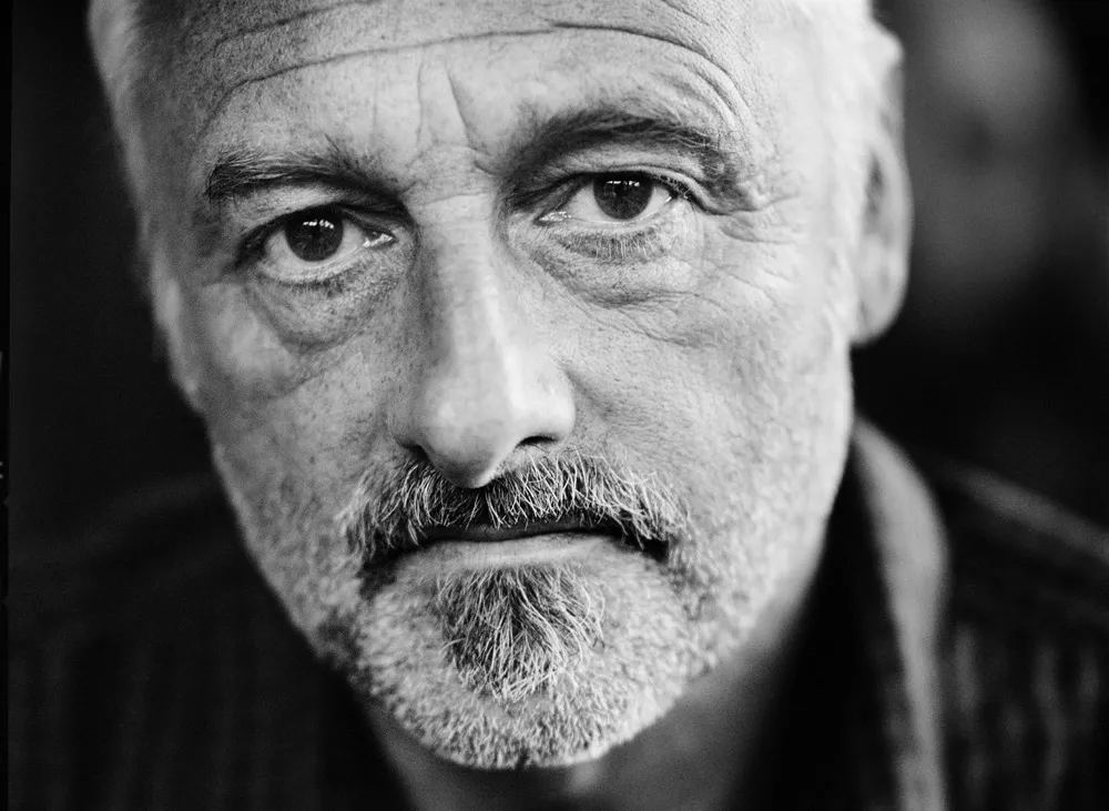 Allan Olsen anlægger velgørende overskæg 