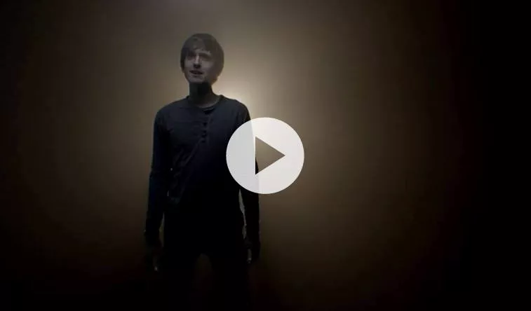 Video: Trommeslageren Mikas går solo som sanger og sangskriver