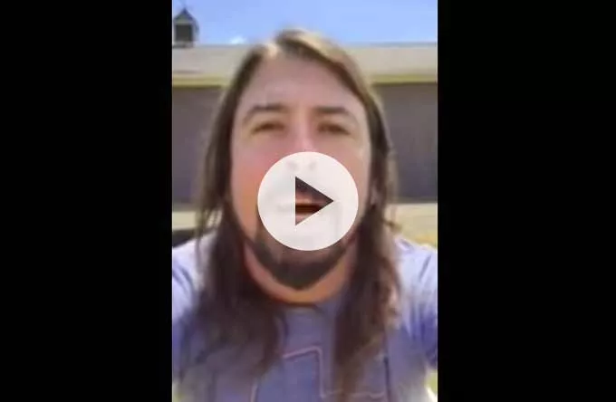 Video: Dave Grohl siger ja tak til koncert på italiensk