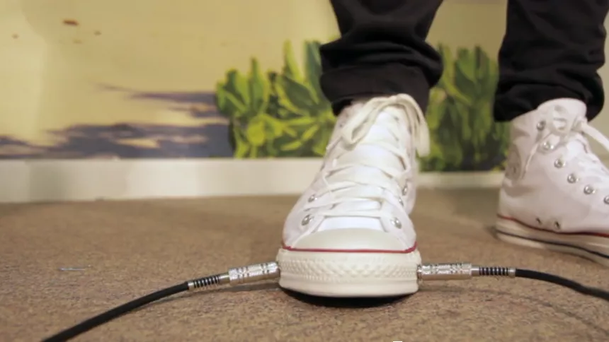 Lanserar sko med inbyggd effektpedal