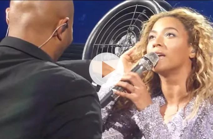 Se video: Beyoncés hår sidder fast i blæser under koncert