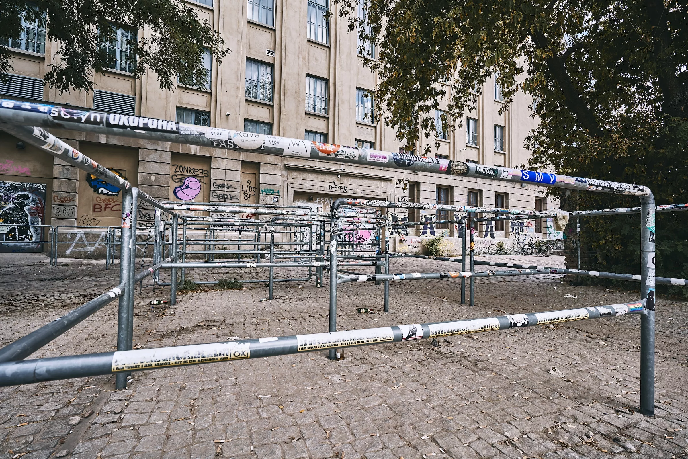 Minst fem klubbar i Friedrichshain-området riskerar att tvingas stänga. Foto: Norbert Braun / Unsplash.