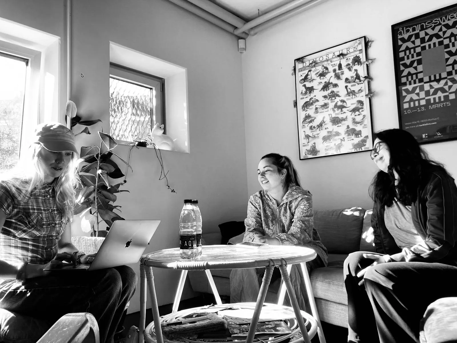 Billede af Diana og Valentina, der bliver interviewet. 