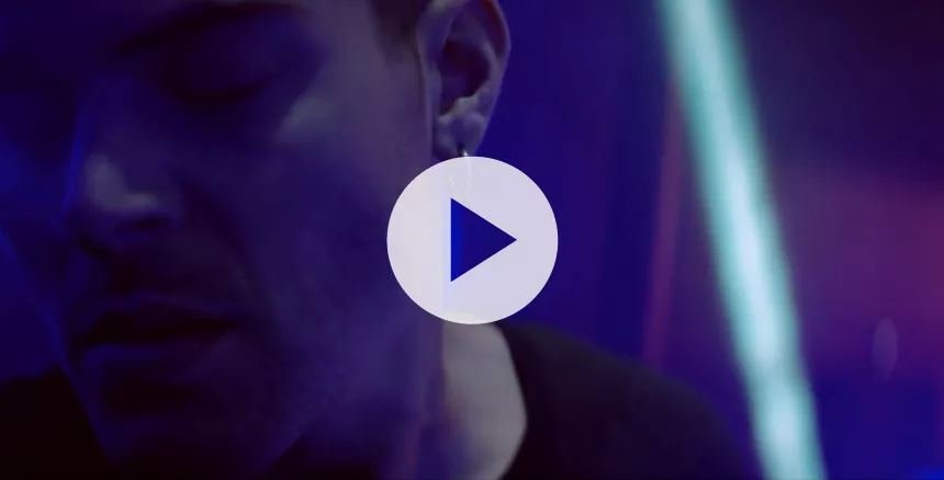 Se den nye intime musikvideo til Alex Vargas' single "Higher Love"