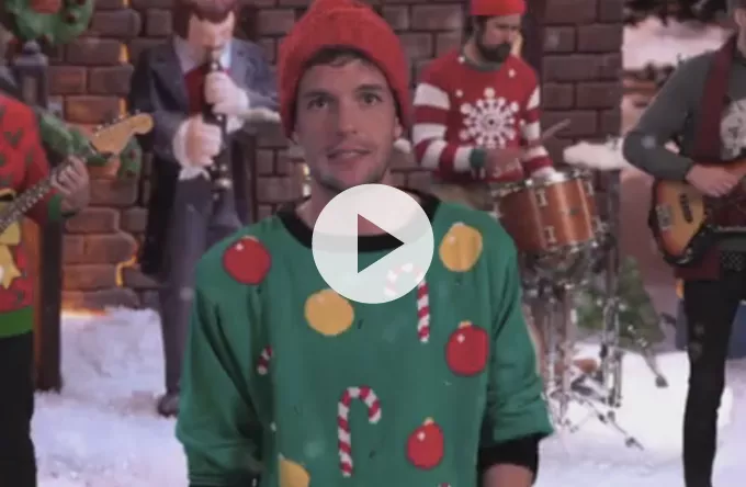 Se The Killers indspille julesang med tv-stjerne