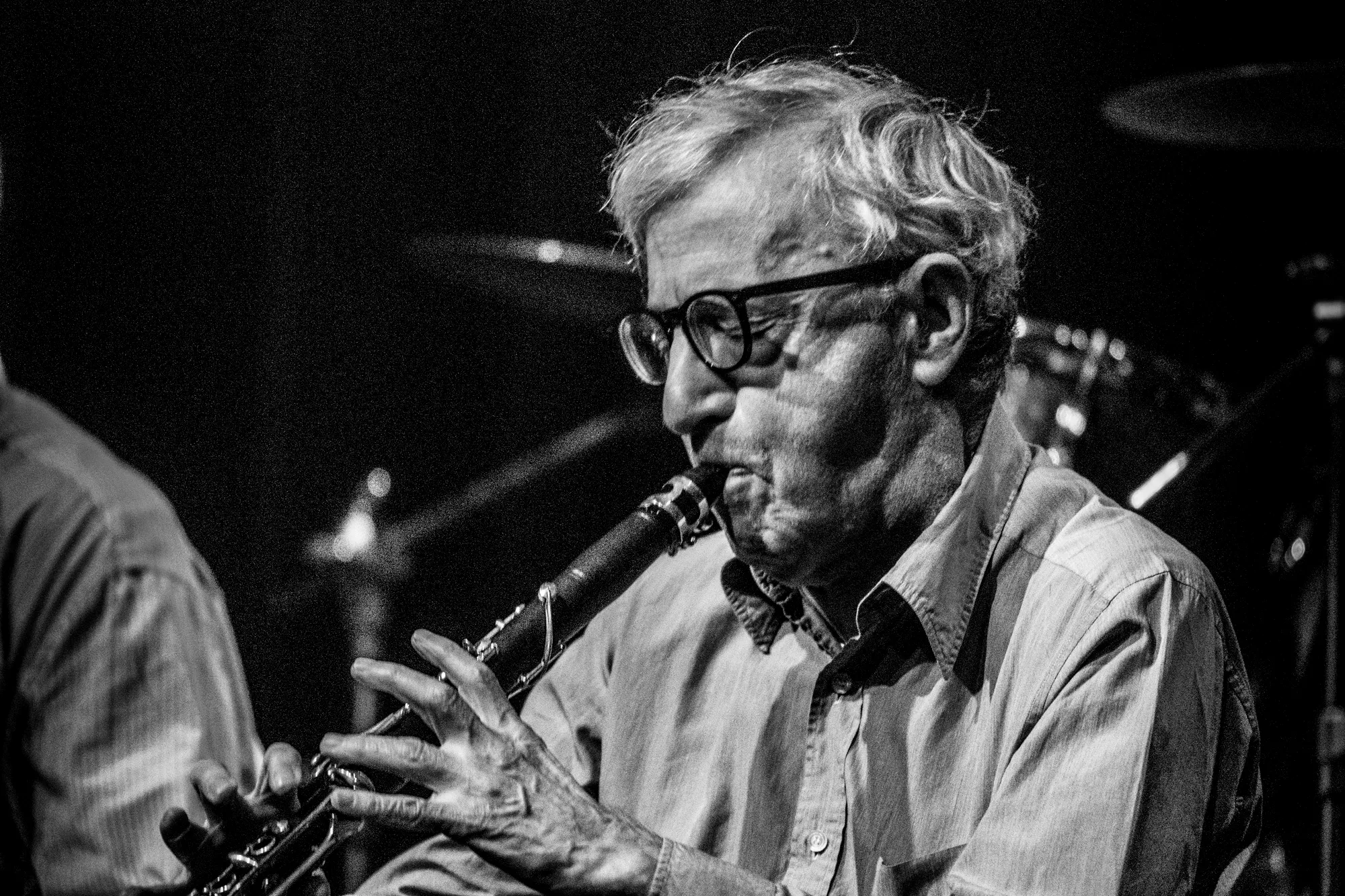 Topløse aktivister stormede Woody Allens jazzkoncert