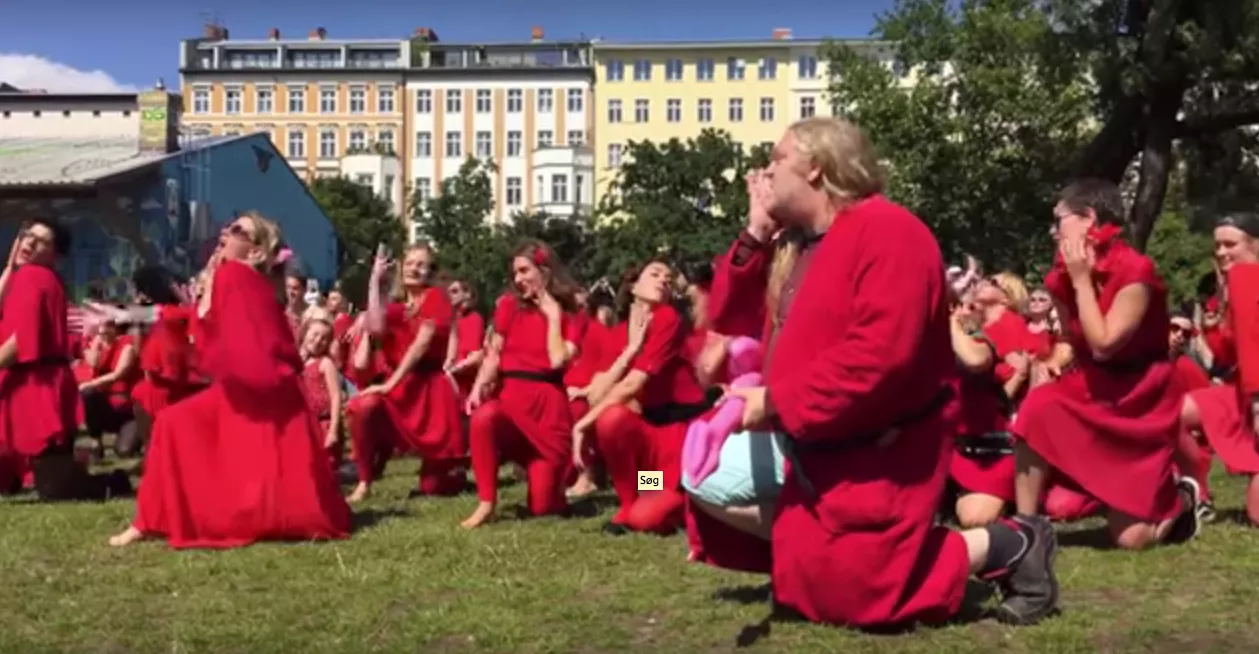 Se fans i København genskabe Kate Bushs "Wuthering Heights"-video