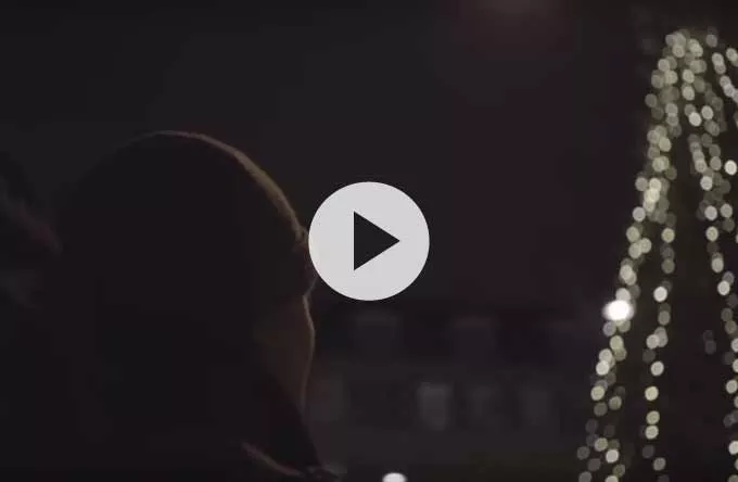 Video: Homesick Hank rejser væk fra julepyntet København