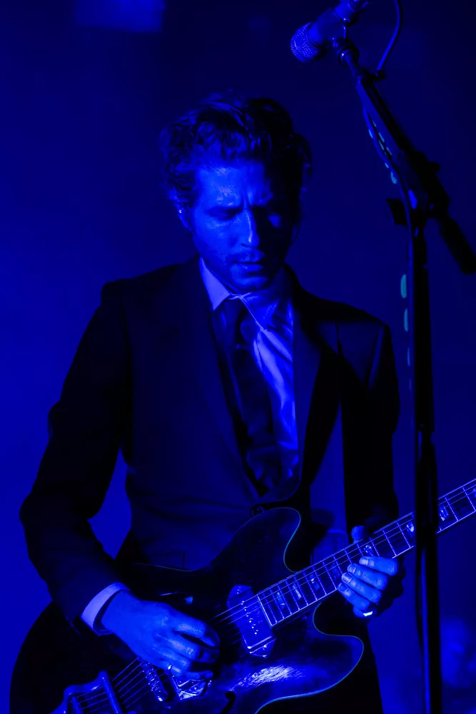 Interpols guitarist Daniel Kessler på scenen i Tap1, København, november 2018. Foto: Mathias Bak Larsen