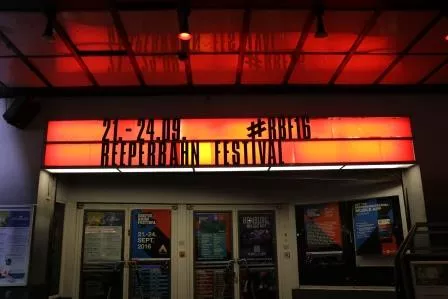 Reportage: Reeperbahn Festival samler musikbranchefolk fra hele verden – dag 1