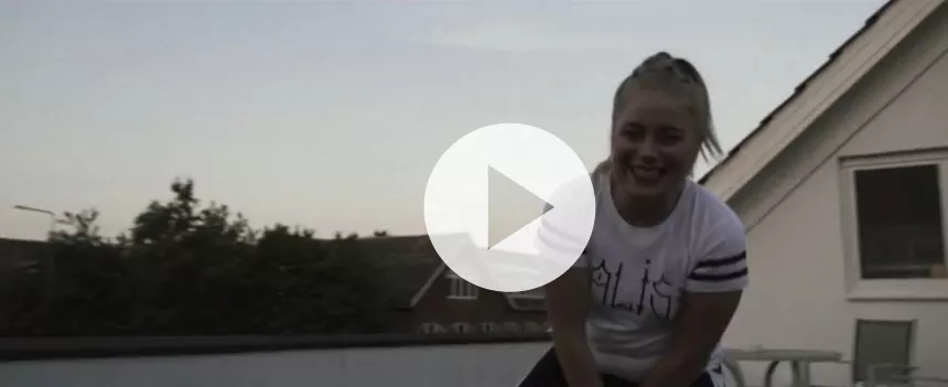 Premiere: Med smitsom rap-glæde viser danske Annelise sit veludviklede flow i ny video