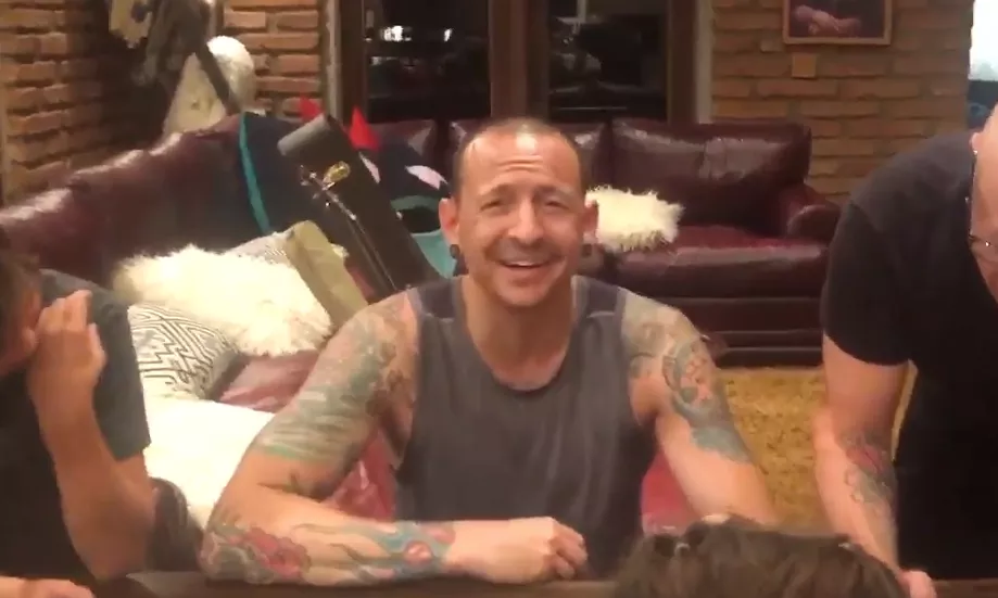 Chester Benningtons kone deler video af Linkin Park-sangeren optaget få timer inden hans død