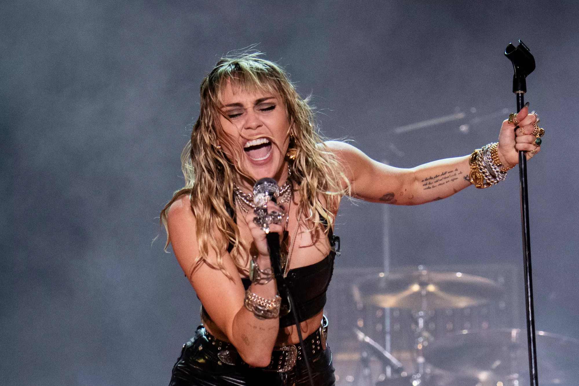 VIDEO: Miley Cyrus laver cover af Pink Floyd 
