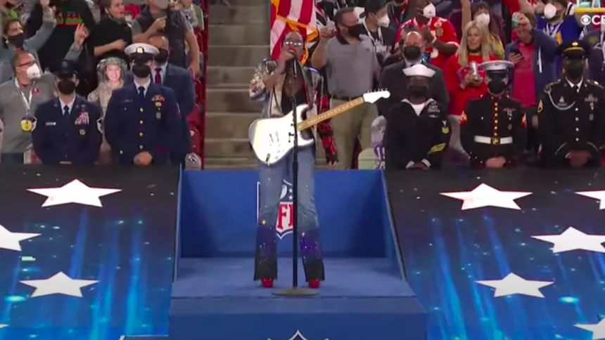 Se H.E.R. optræde med ”America the Beautiful” til årets Super Bowl