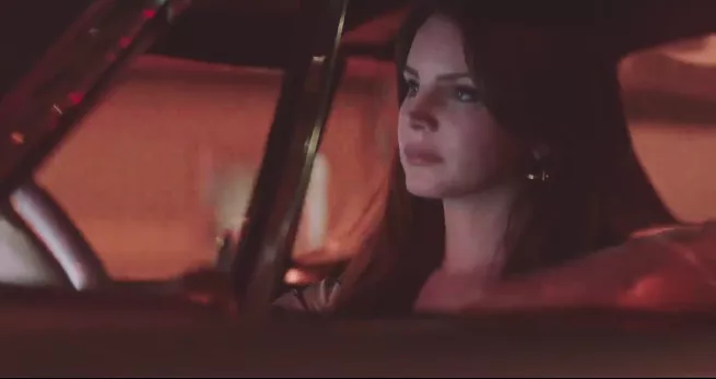 På køretur med Lana Del Rey i videoen "White Mustang"