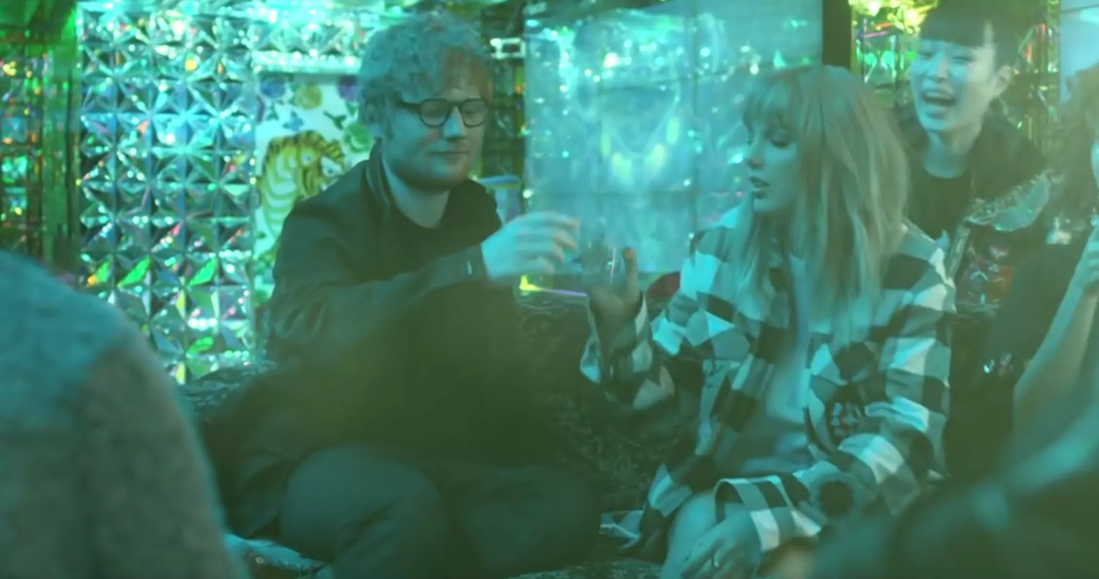 Video: Taylor Swift, Future og Ed Sheeran fester jorden rundt