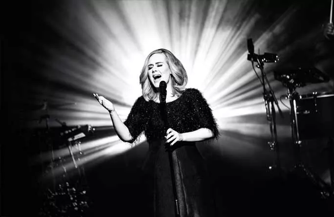 Adele og David Bowie dominerte årets Grammy-utdeling