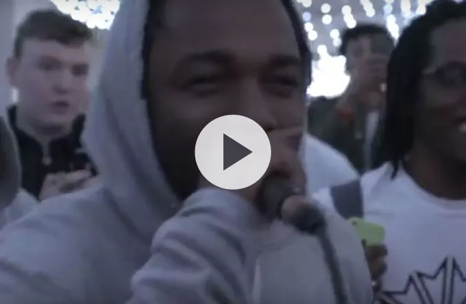 Se Kendrick Lamar freestyle-rappe med engelske teenagere