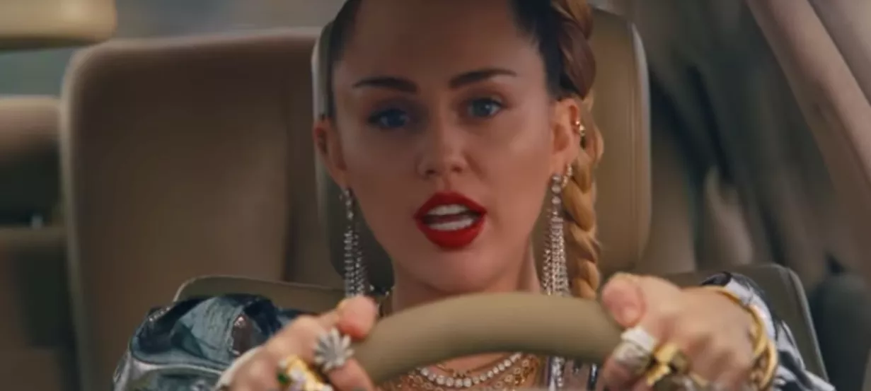VIDEO: Miley Cyrus i vild biljagt