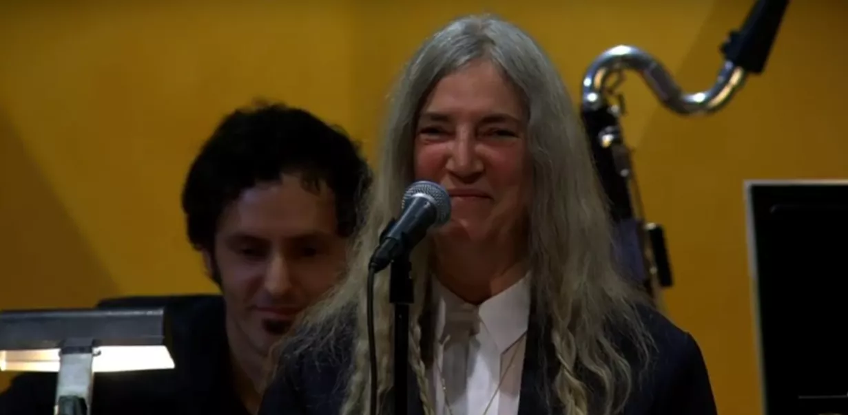 Se intens Patti Smith synge Bob Dylan til Nobelprisfesten – og glemme en linje
