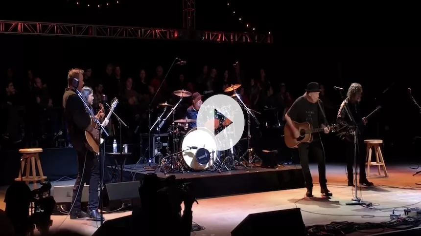 Se Neil Young og Metallica på scenen sammen til velgørenhedskoncert