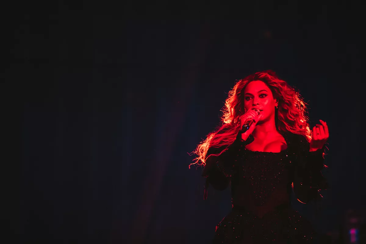 Fans begår selvskade, efter Beyoncé river ørering ud ved et uheld