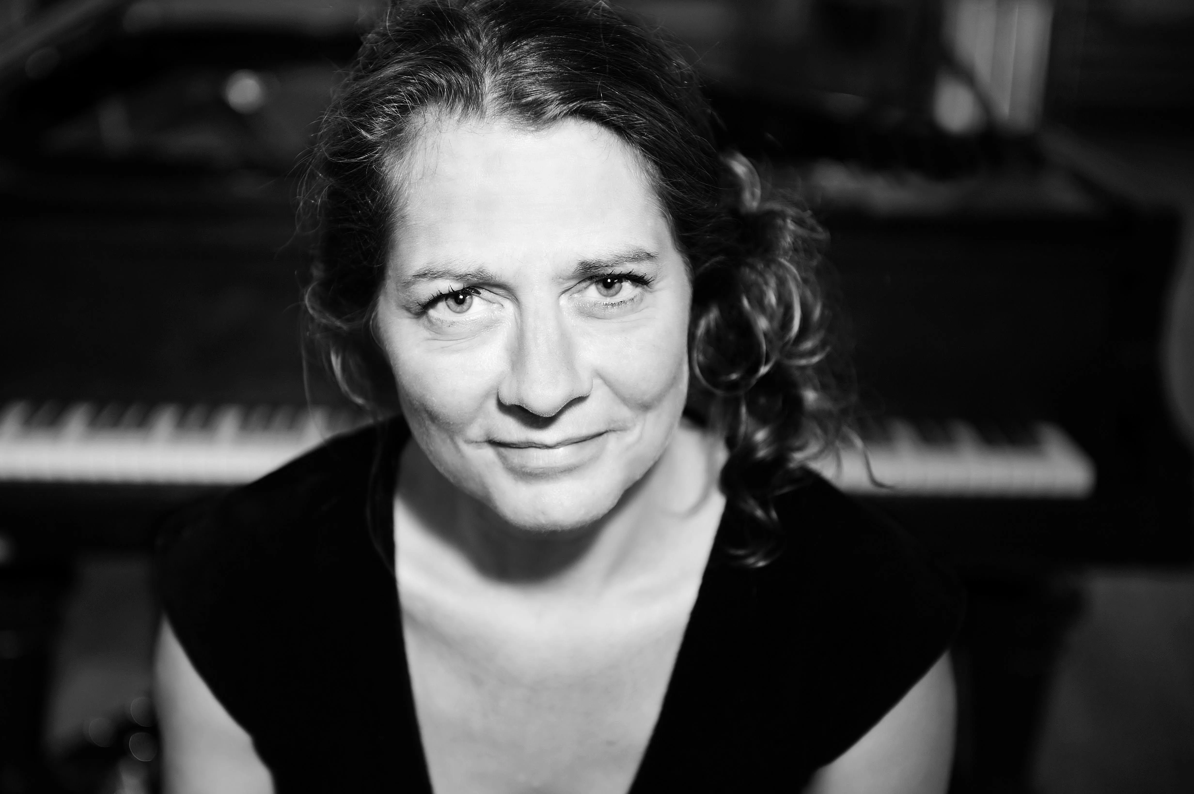 Musikpædagog Kirsten Juul Seidenfaden er uddannet fra Det Kongelige Danske Musikkonservatorium, og er med til at dirigere børn og voksne gennem Skolernes Sangdag 2024