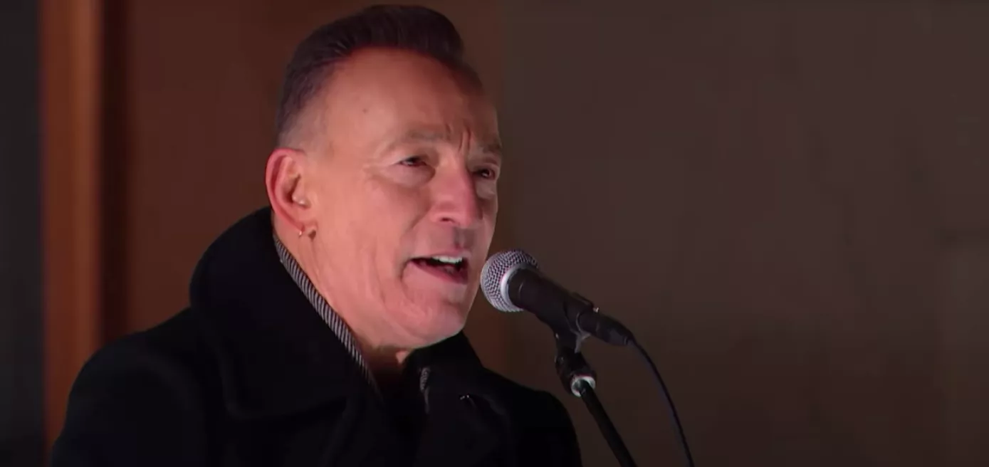 Se Bruce Springsteen synge "Land of Hope and Dreams" ved Biden-indsættelsen