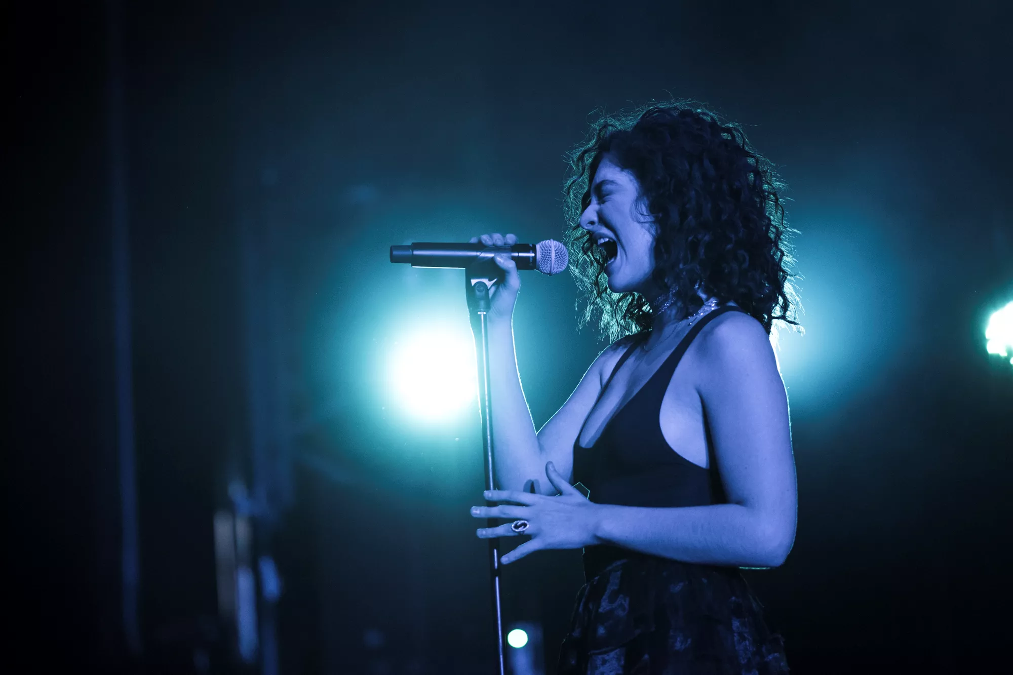 Lorde bryder komfortzonen med seks nye musikvideoer