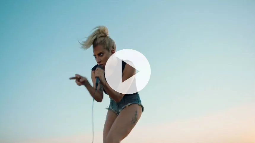 Lady Gaga holder vild ørkenfest i musikvideo til ”Perfect Illusion”