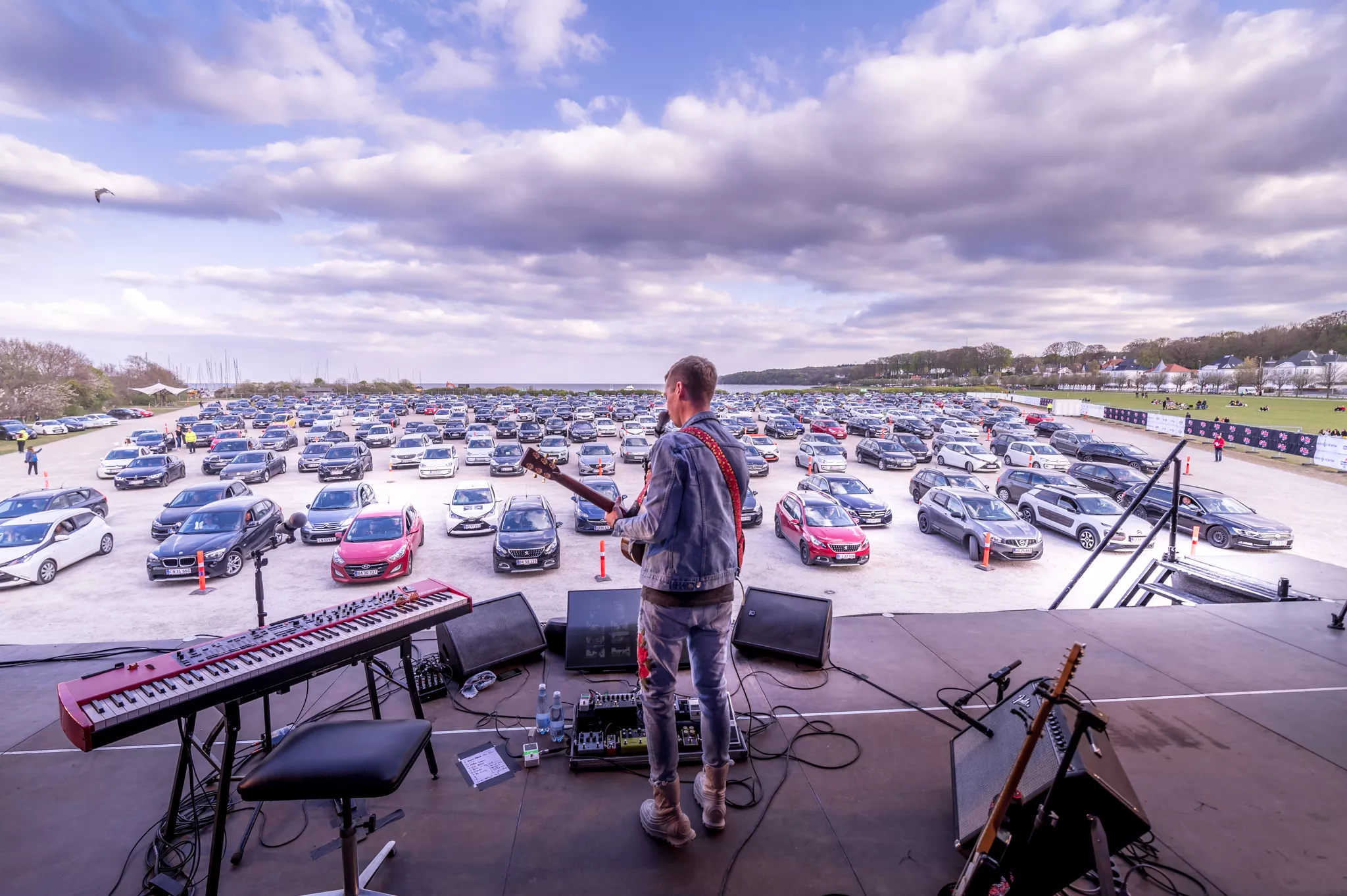 FOTOREPORTAGE: Mads Langer åbnede Danmarks første drive in-koncertsted