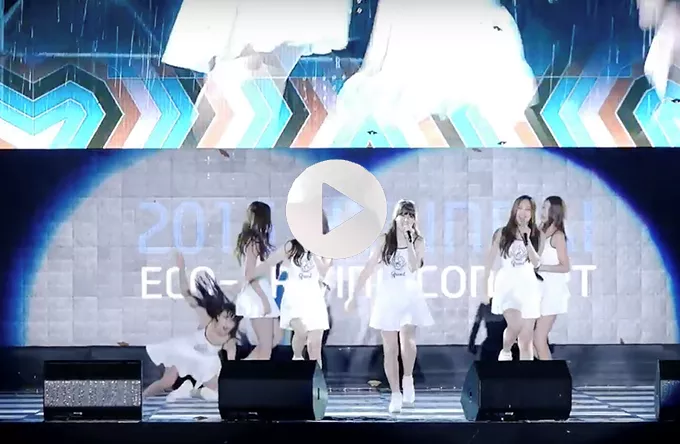 Video: Sydkoreansk pigeband, der falder på scenen, hitter på nettet